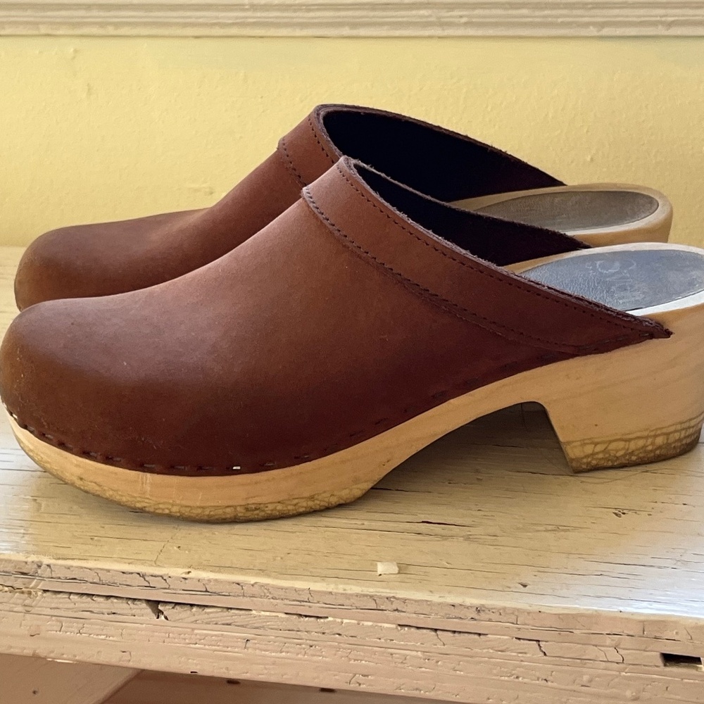 Sven Cinnamon-colored unbuckle clogs Size 39